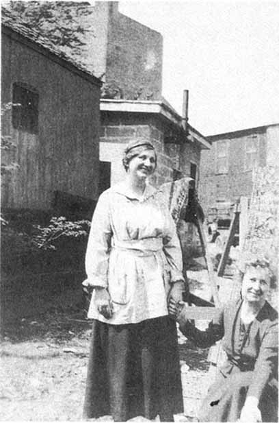 Agnes Alexander and her aunt       Victoria Bedikian, Montclair, NJ, 1918