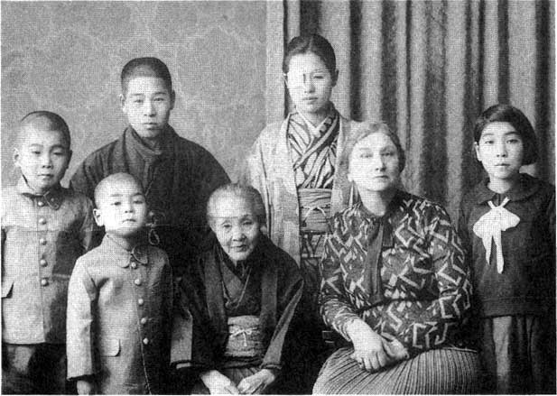Agnes Alexander with Fujita's family 1936