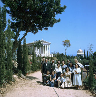 Pilgrims on Arc by Archives 21 May 1960