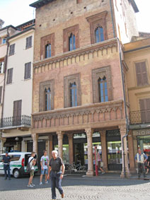 gothic house, Piazza Erbe