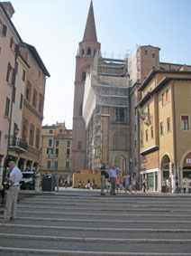 Sant'Andrea Basilica, Piazza Erbe