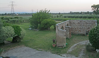 Pontedera garden and barn